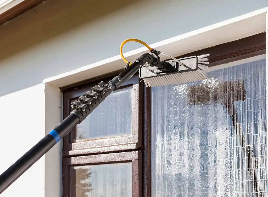 Schoonmaken van een raam met osmose