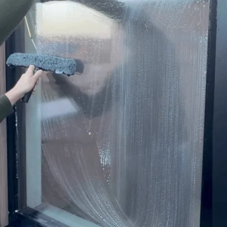 Raam wordt gewassen met een inwasser